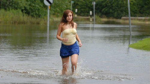 грязный поток воды