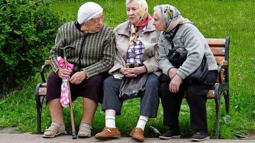 старушки на лавке у подъезда