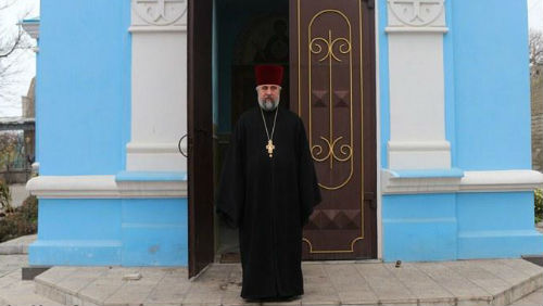святой отец входит в часовню