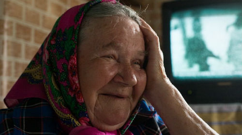 покойная бабушка улыбается