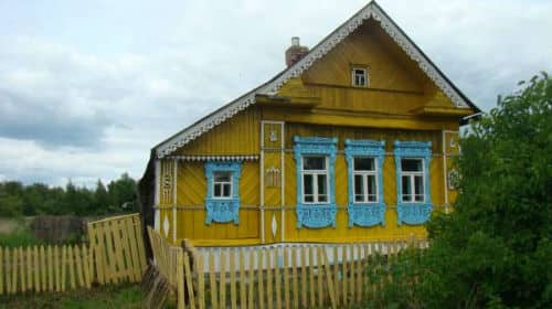 видеть деревянный дом в деревне