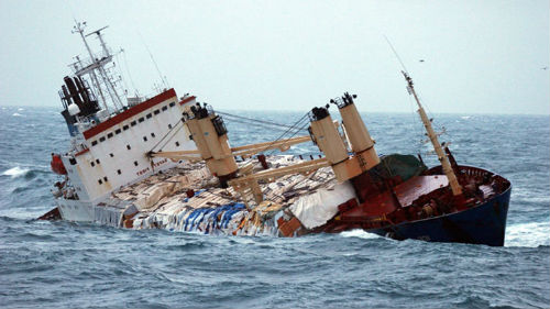тонуть на корабле в море