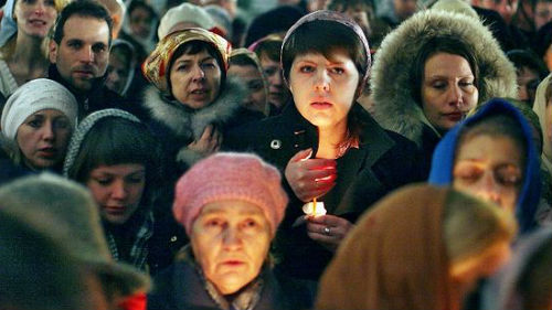 много людей на похоронах