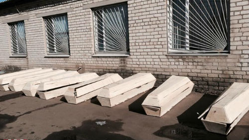 много гробов с покойниками