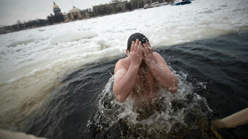 окунуться в ледяную воду