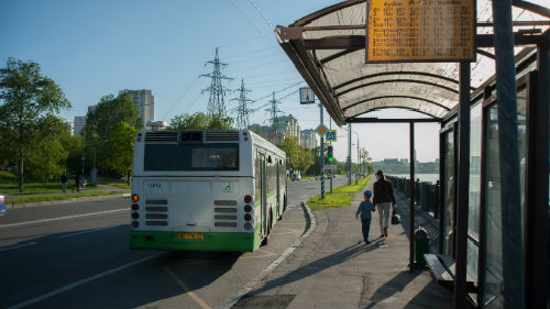 ждать автобус на остановке