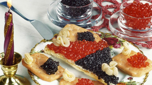 кушать икру красную и черную