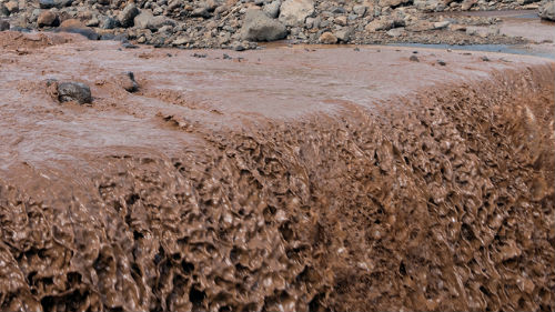 сильный поток грязной воды