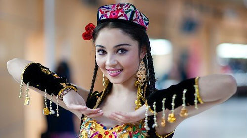 девочка с черными косичками