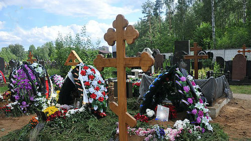 могилы недавно умерших родителей	