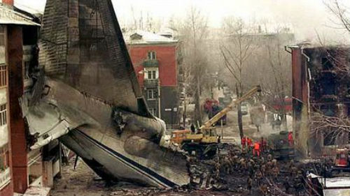 упавший самолет возле дома