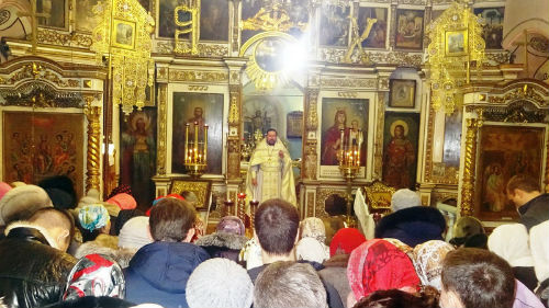 видеть церковь внутри и слушать молитву