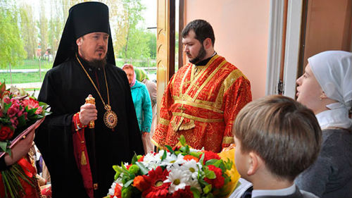 священник в черной рясе