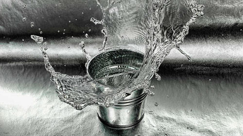 расплескать воду из ведра