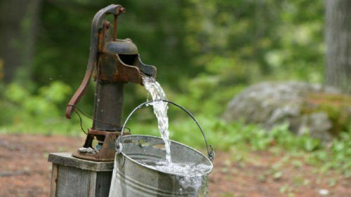 набирать в ведра воду