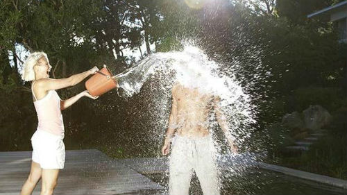 обливаться водой из ведра