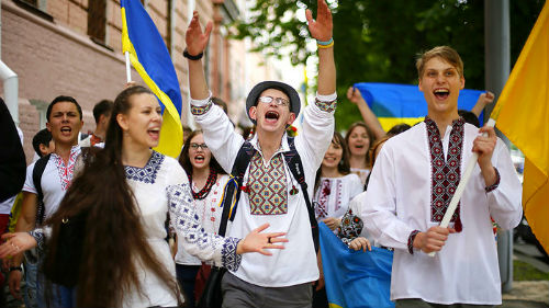 петь гимн радостно