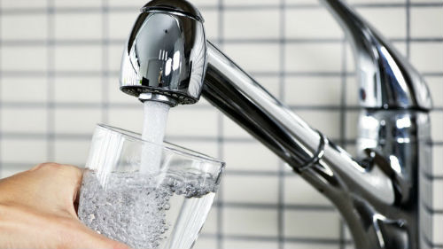 набрать стакан водички