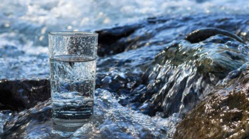 пить воду из реки