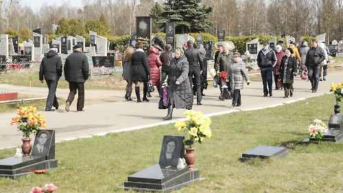 На Радоницу нужно поминать усопших