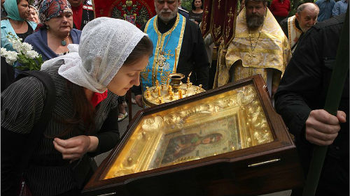 целовать икону Богородицы
