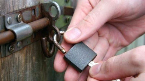 закрывать дверь на замок во сне